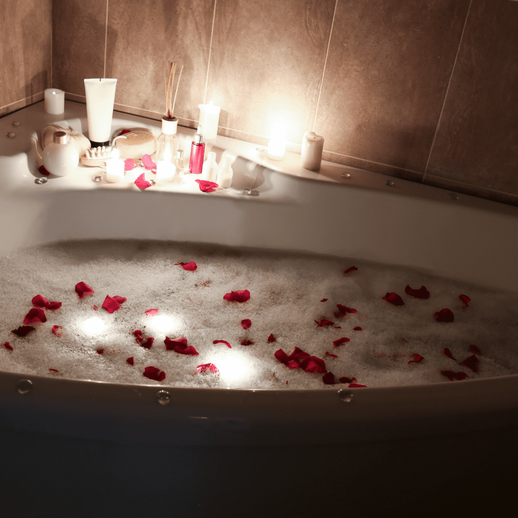 Розы в ванну с холодной водой. Пенная ванна с розочками. Фото розы в ванной комнате. Фотосессия ванна с розами Одесса 2019. Сердечки лепестки роз в ванной фото.